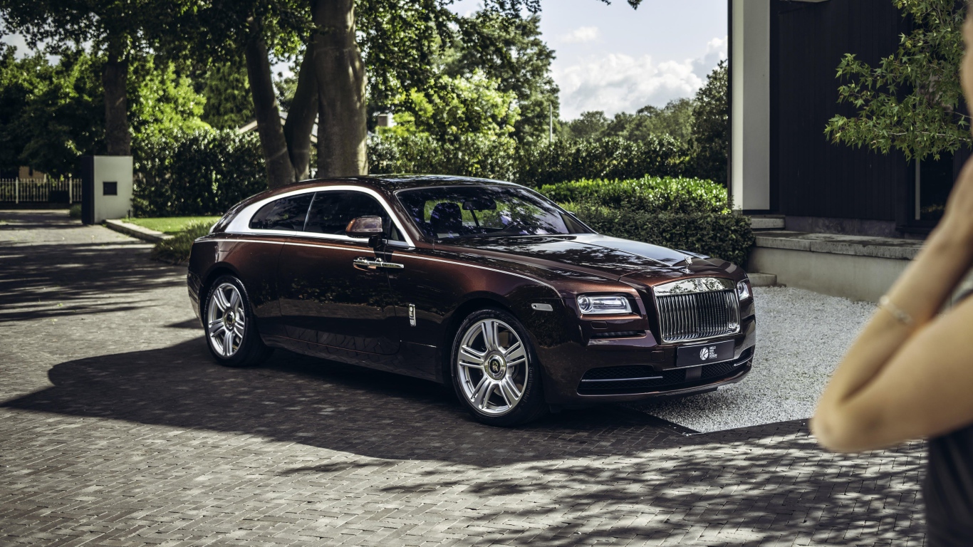Коричневый автомобиль  Rolls-Royce Wraith Shooting Brake 2020 года в парке