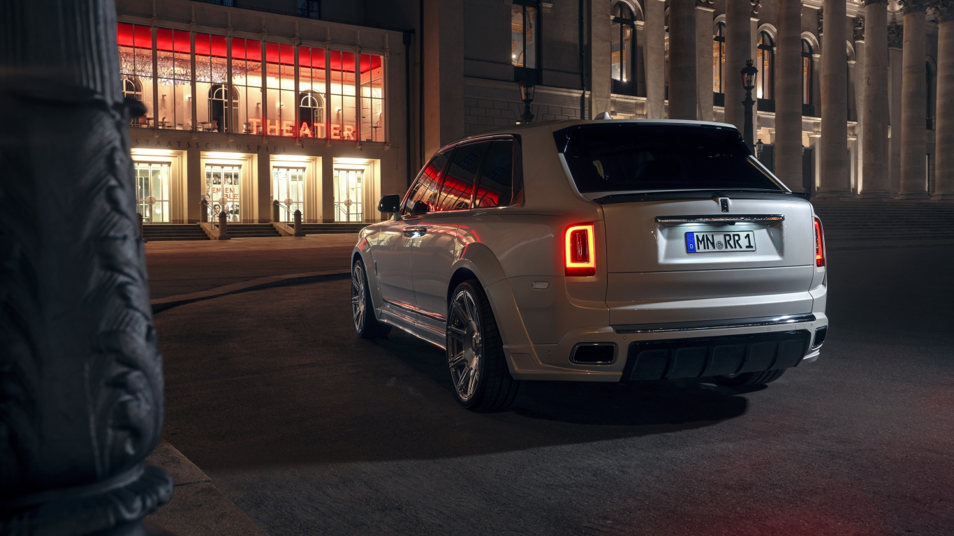 Белый внедорожник  Rolls-Royce Cullinan 2020 года вид сзади