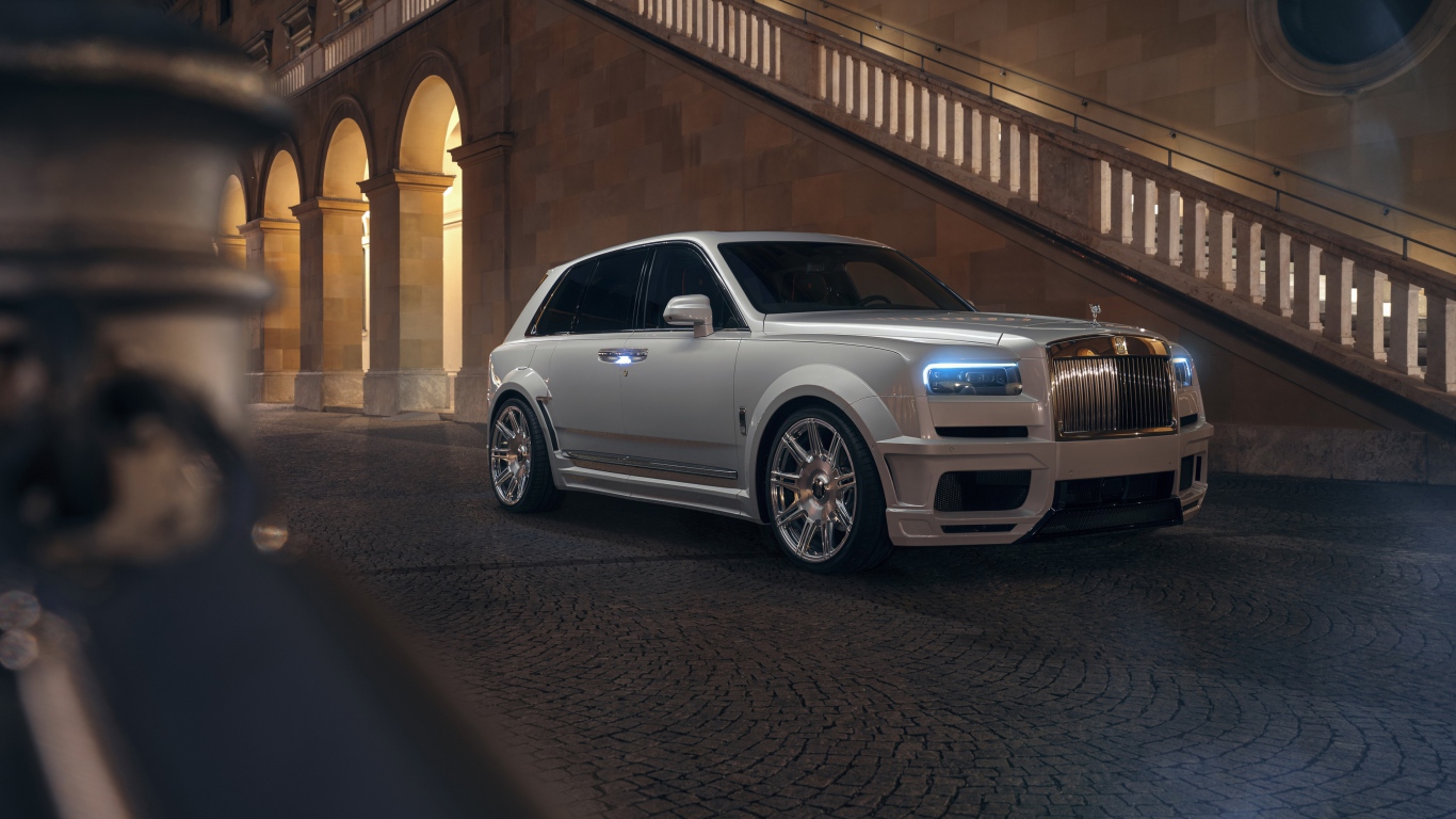 Белый автомобиль  Rolls-Royce Cullinan 2020 года у лестницы