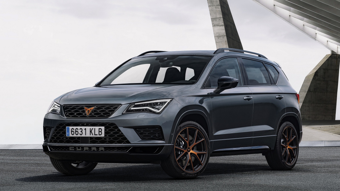 Автомобиль Seat Cupra Ateca у здания