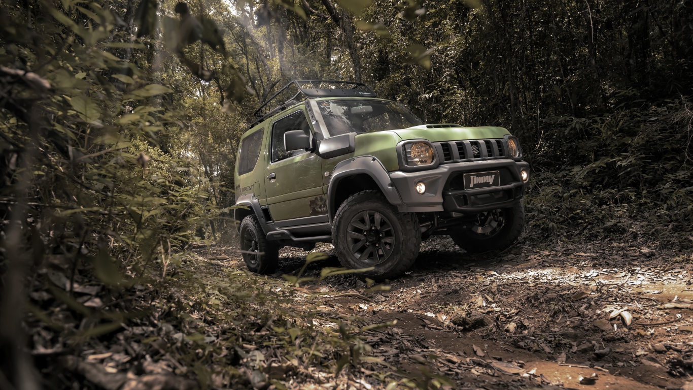 Внедорожник Suzuki Jimny Forest 2020 года едет в лесу