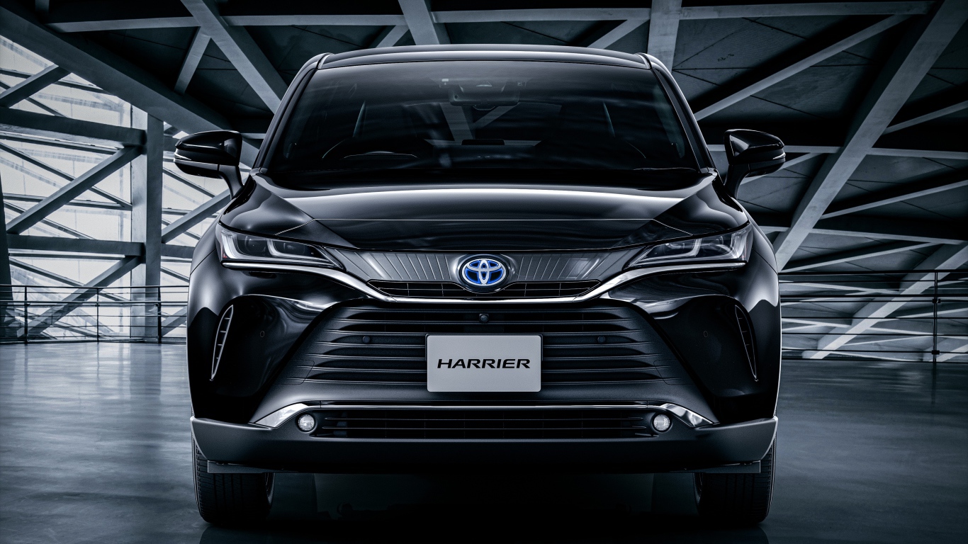 Черный автомобиль Toyota Harrier 2020 года вид спереди