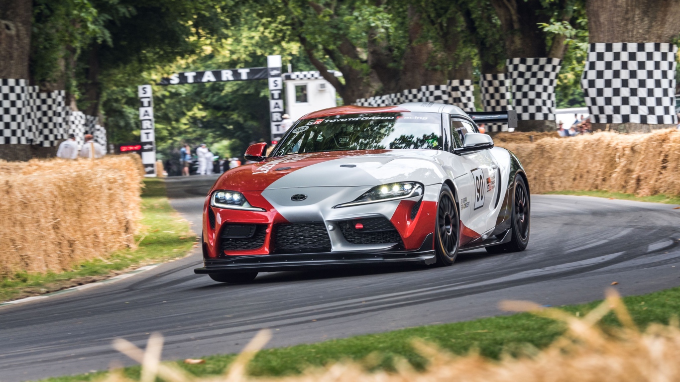 Спортивный автомобиль Toyota GR Supra GT4 Concept  на гонках 