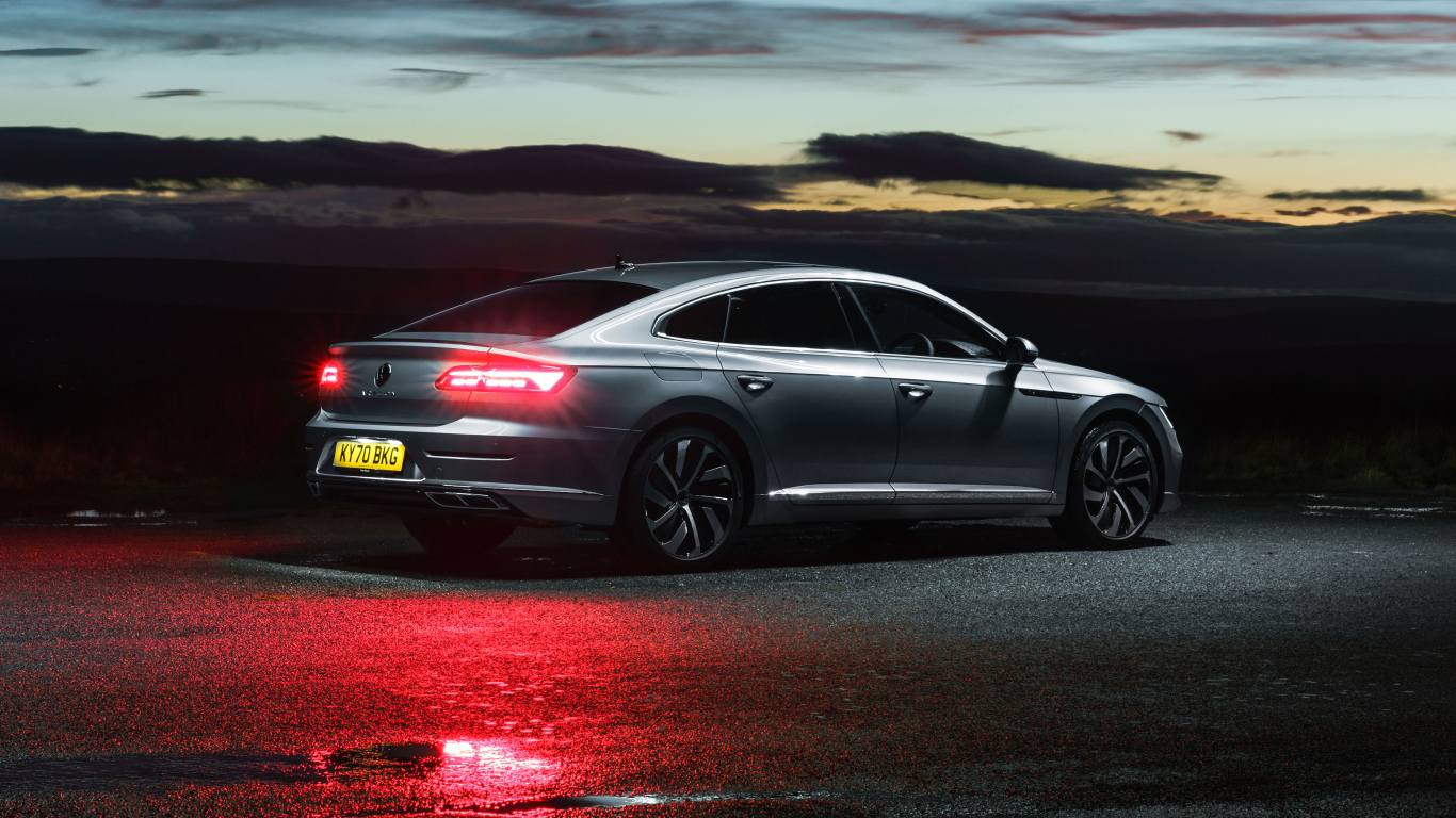 Автомобиль Volkswagen Arteon R-Line 2020 года вид сзади