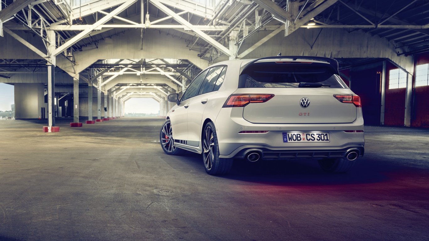 Автомобиль Volkswagen Golf GTI Clubsport 2020 года вид сзади 