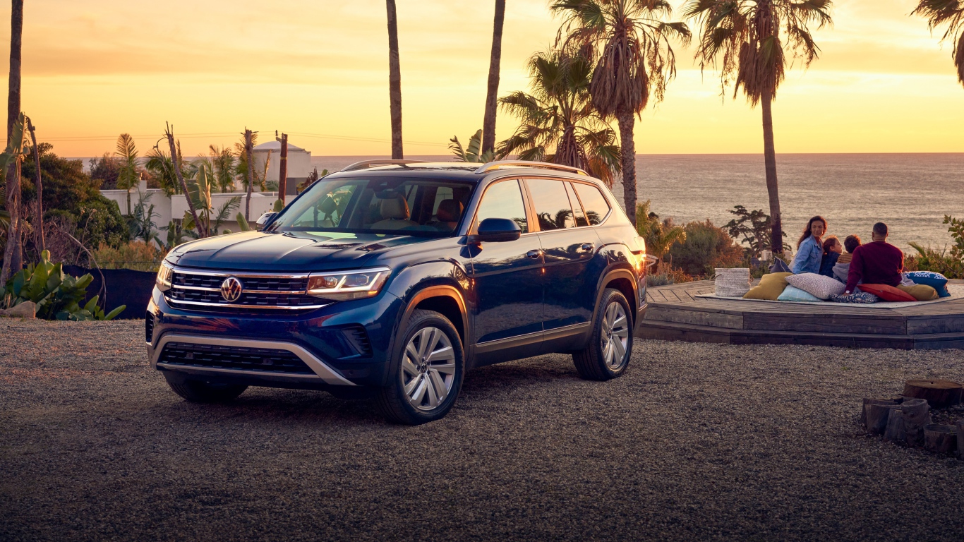 Синий внедорожник Volkswagen Atlas V6, 2021 года на фоне океана 