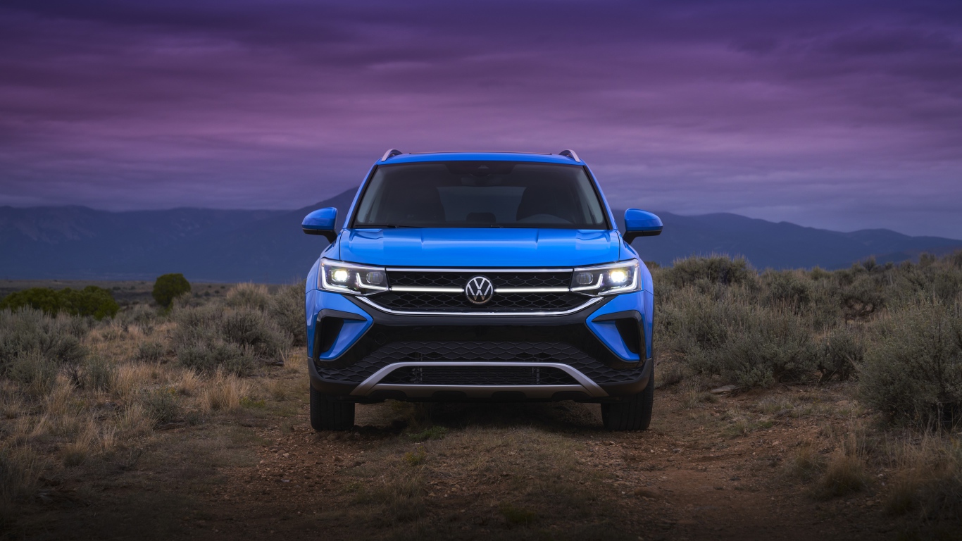 Голубой автомобиль  Volkswagen Taos, 2021 года вид спереди