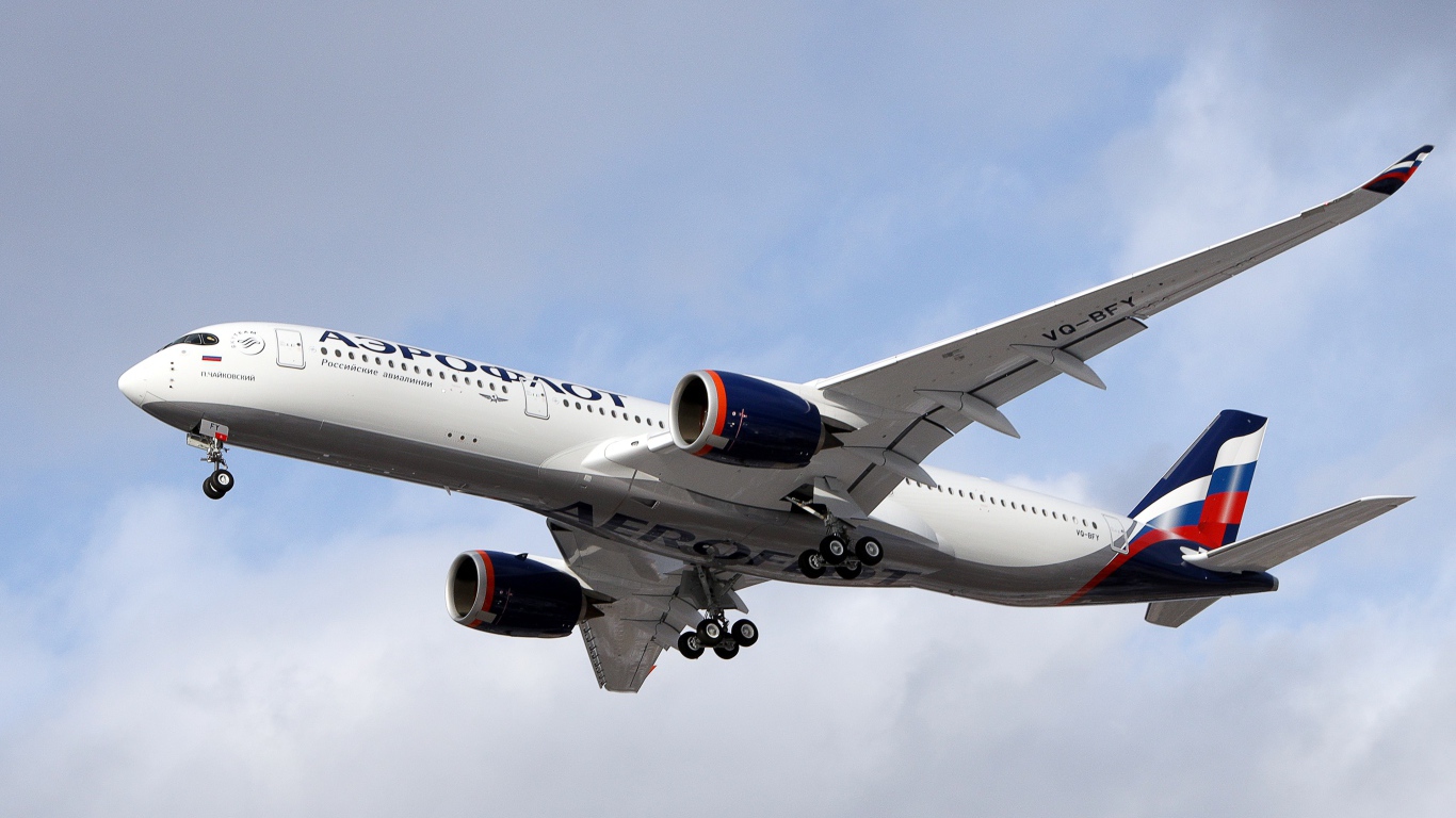 Белый пассажирский Airbus A350-900 компании Аэрофлот