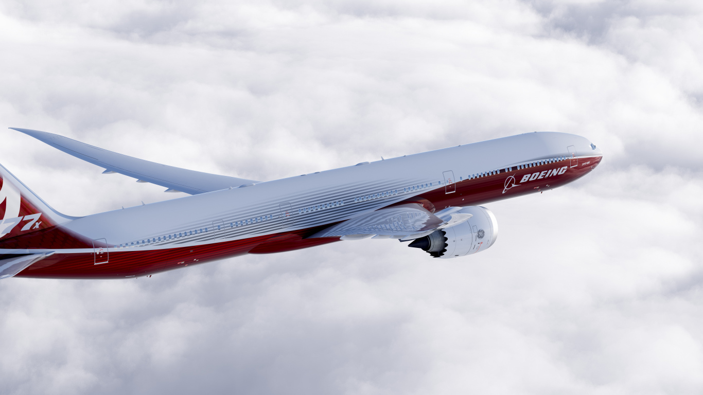 Большой пассажирский boeing 777 в небе 