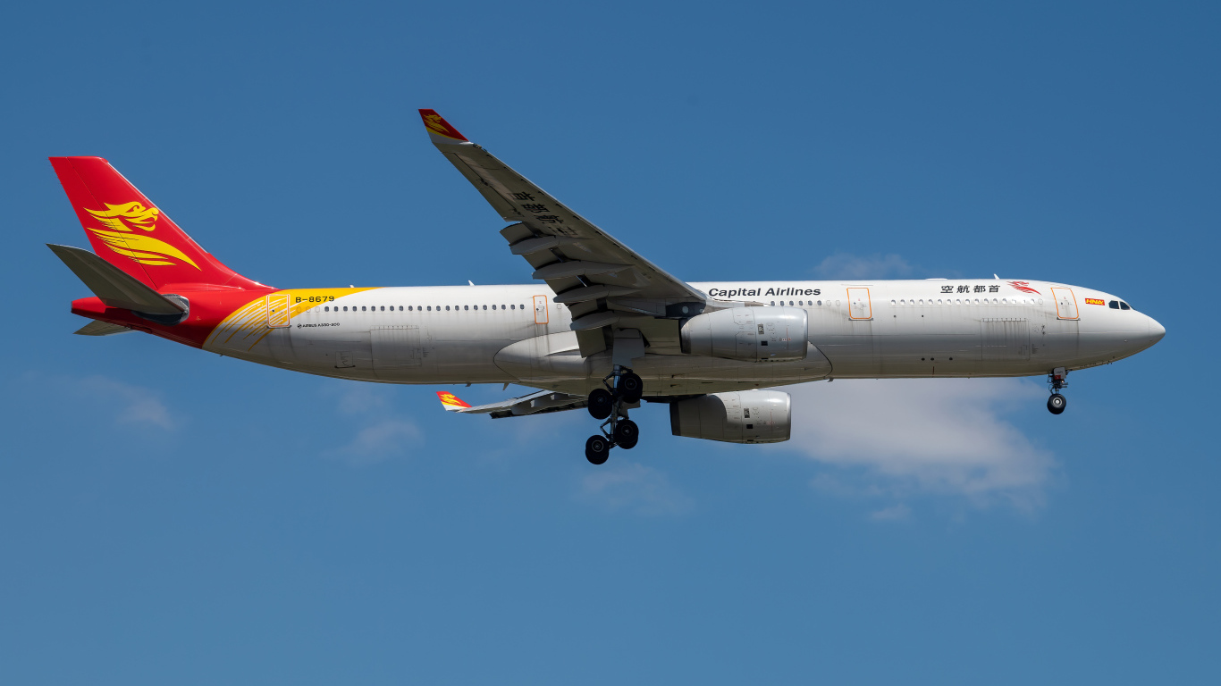 Пассажирский самолет A330-300 авиакомпании Capital Airlines