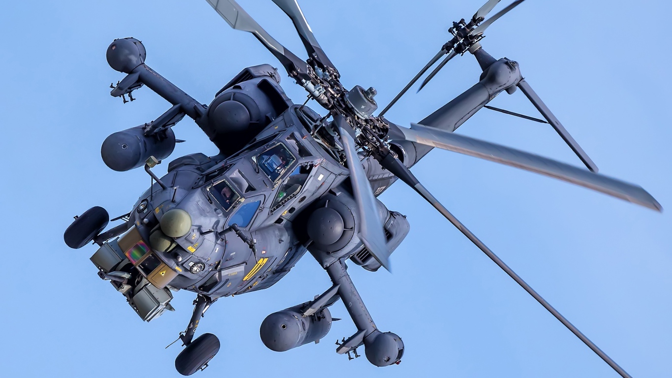 Российский военный вертолет Mil Mi-28H в небе 