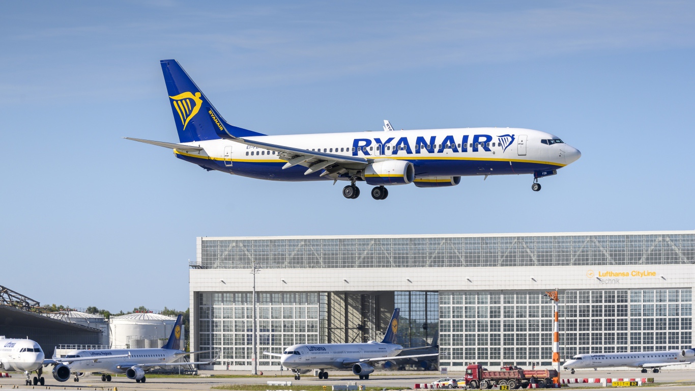 Пассажирский самолет боинг-737-800 авиакомпании  ryanair