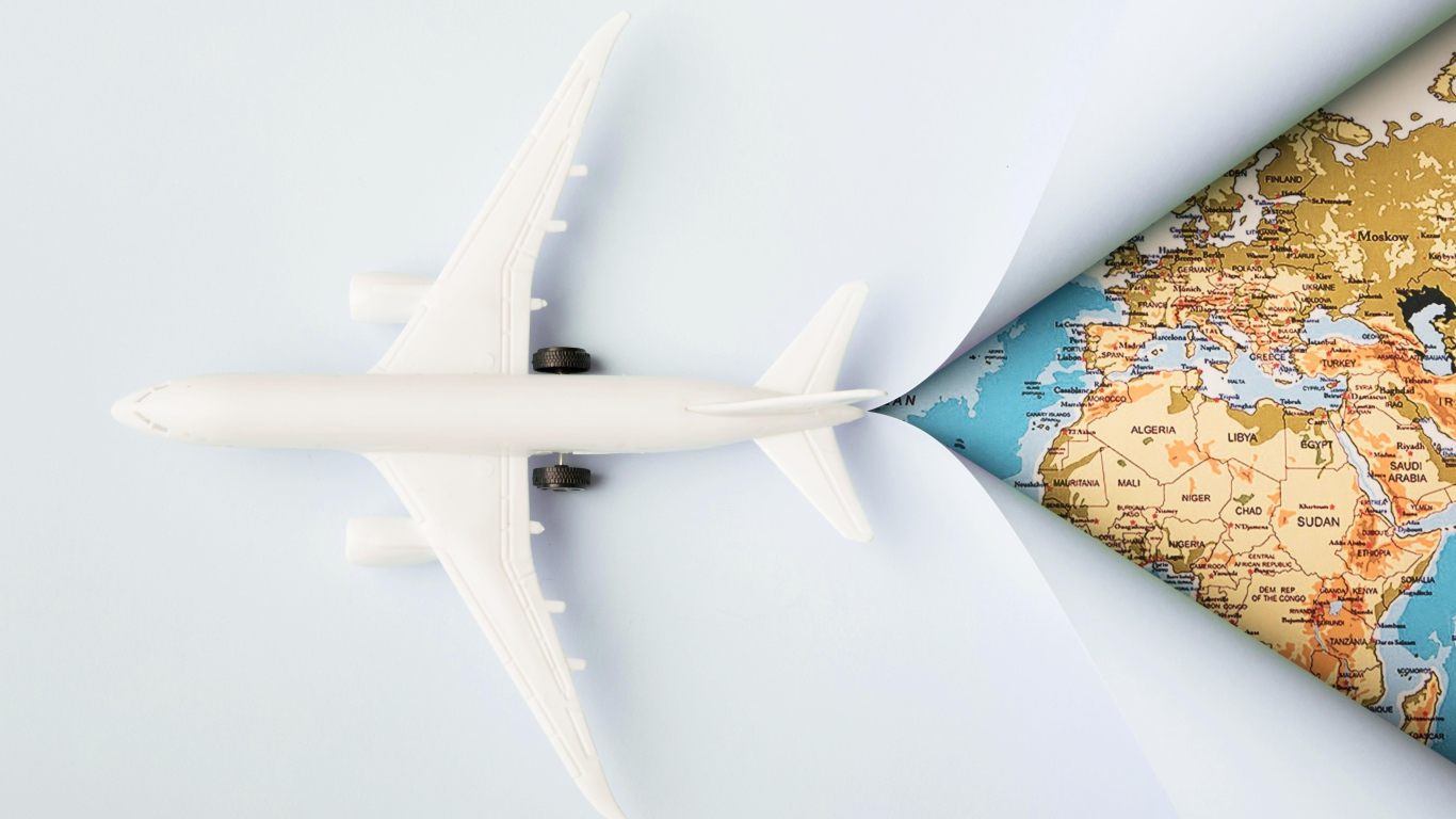 Белый самолет на карте 