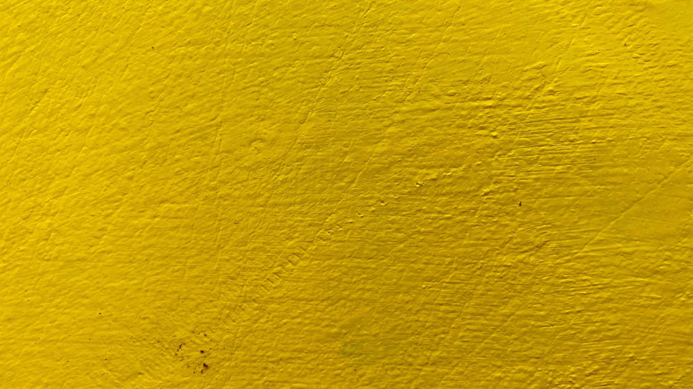 Стена окрашена в желтый цвет, фон 