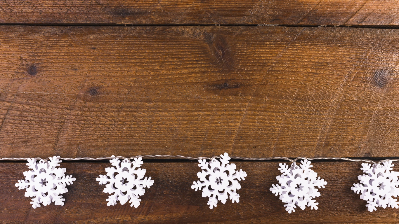 Белые снежинки на деревянном фоне