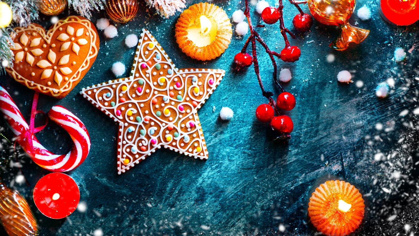 Рождественские пряники с игрушками на столе 