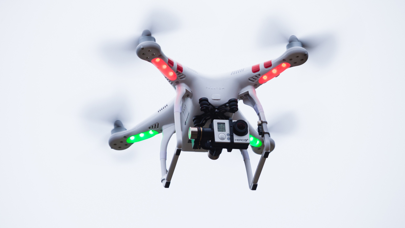 Квадрокоптер с видеокамерой на белом фоне