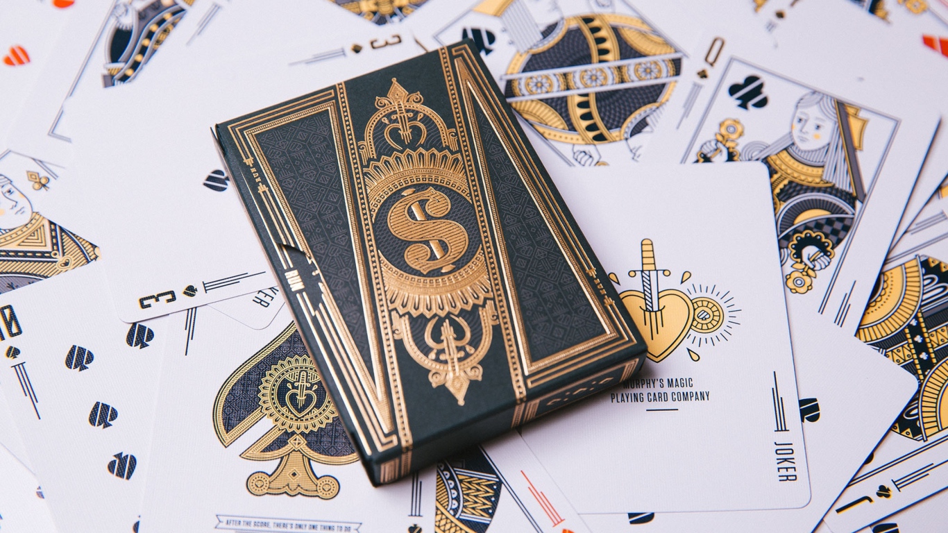 Красивая колода карт на столе 