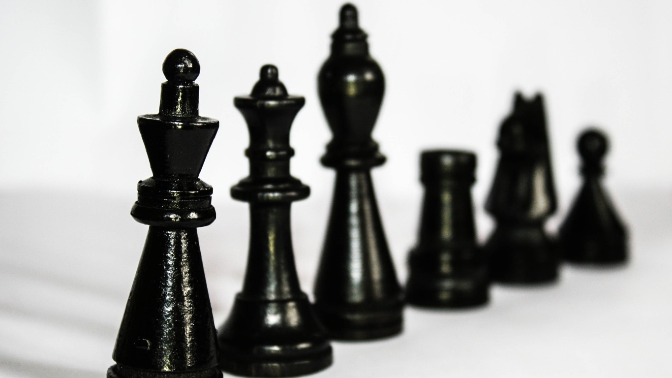 Черные деревянные шахматы на столе 