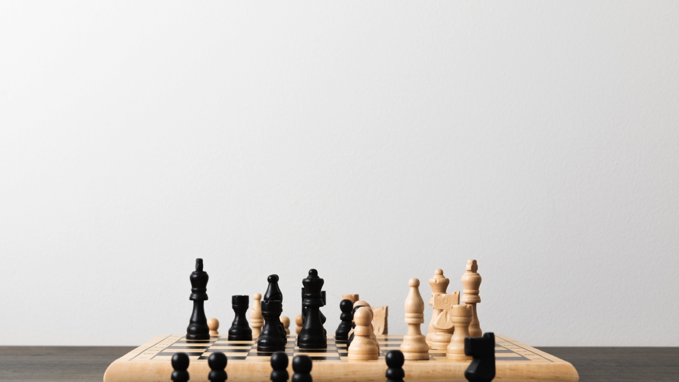 Шахматная доска с фигурами на сером фоне