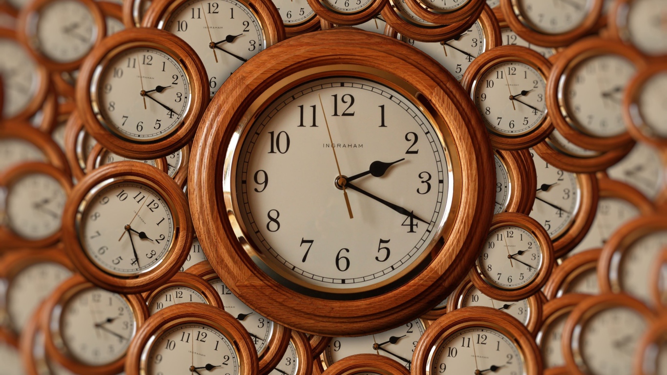 Часы на стене в деревянном корпусе 