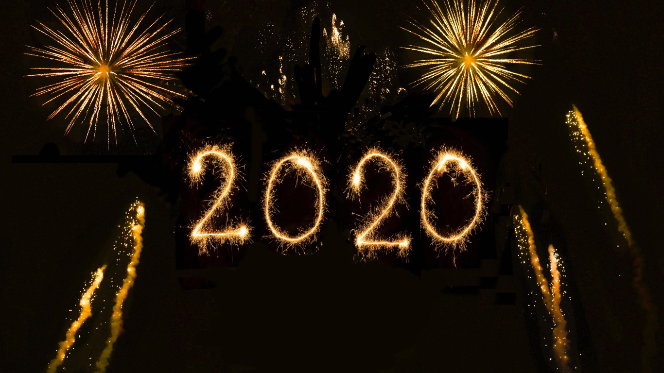 Цифры 2020 и салют на черном фоне