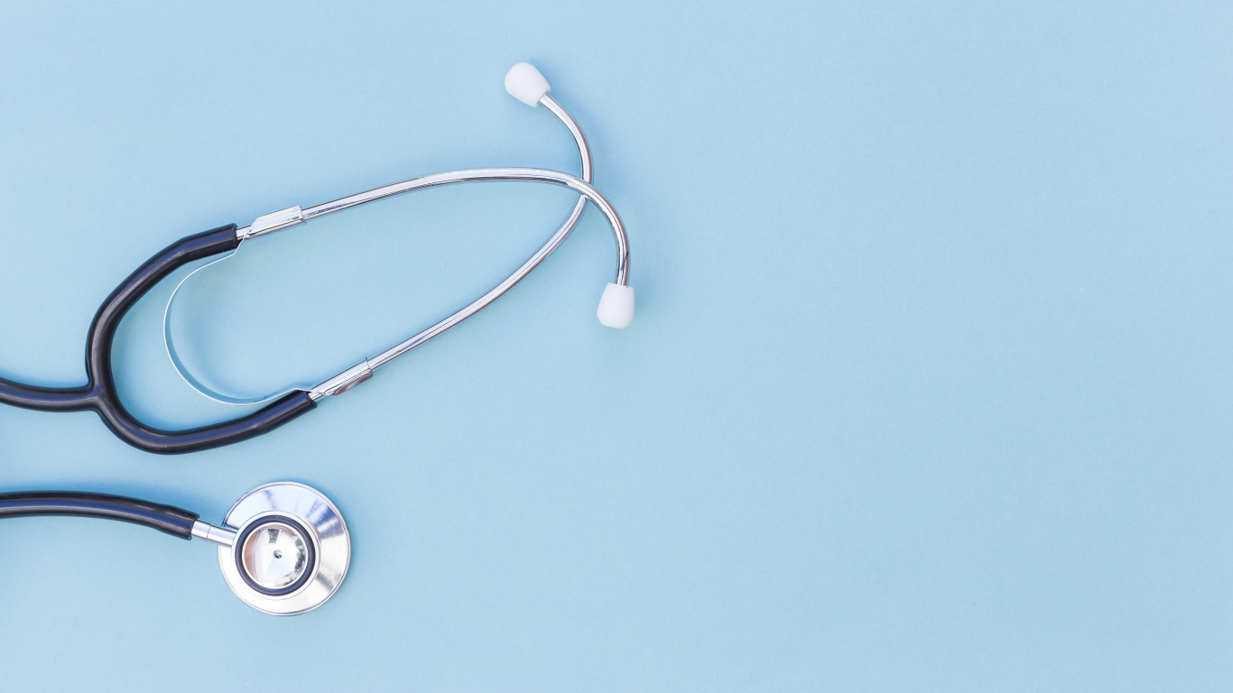Фонендоскоп врача на голубом фоне