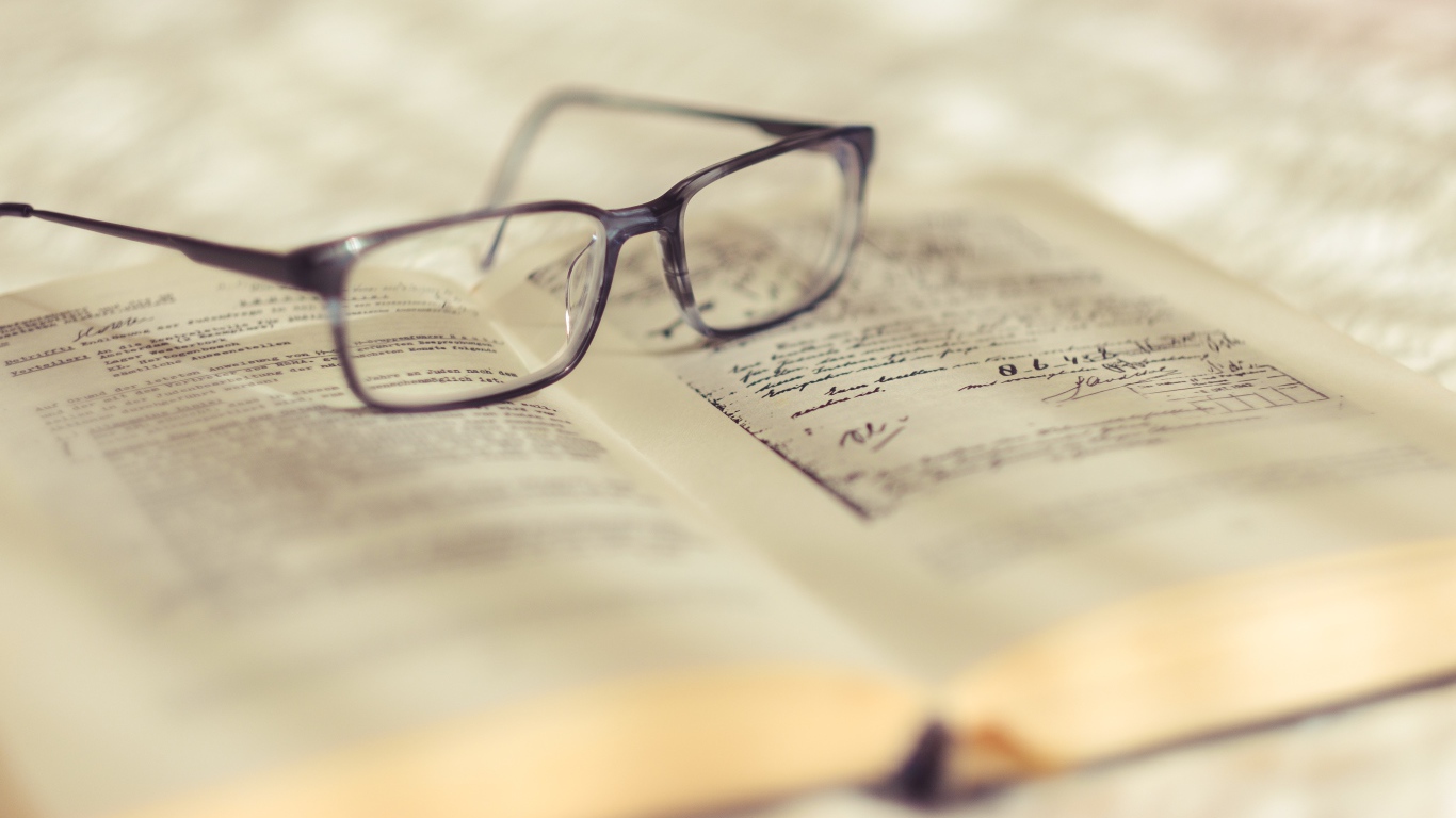 Очки для зрения лежат на книге
