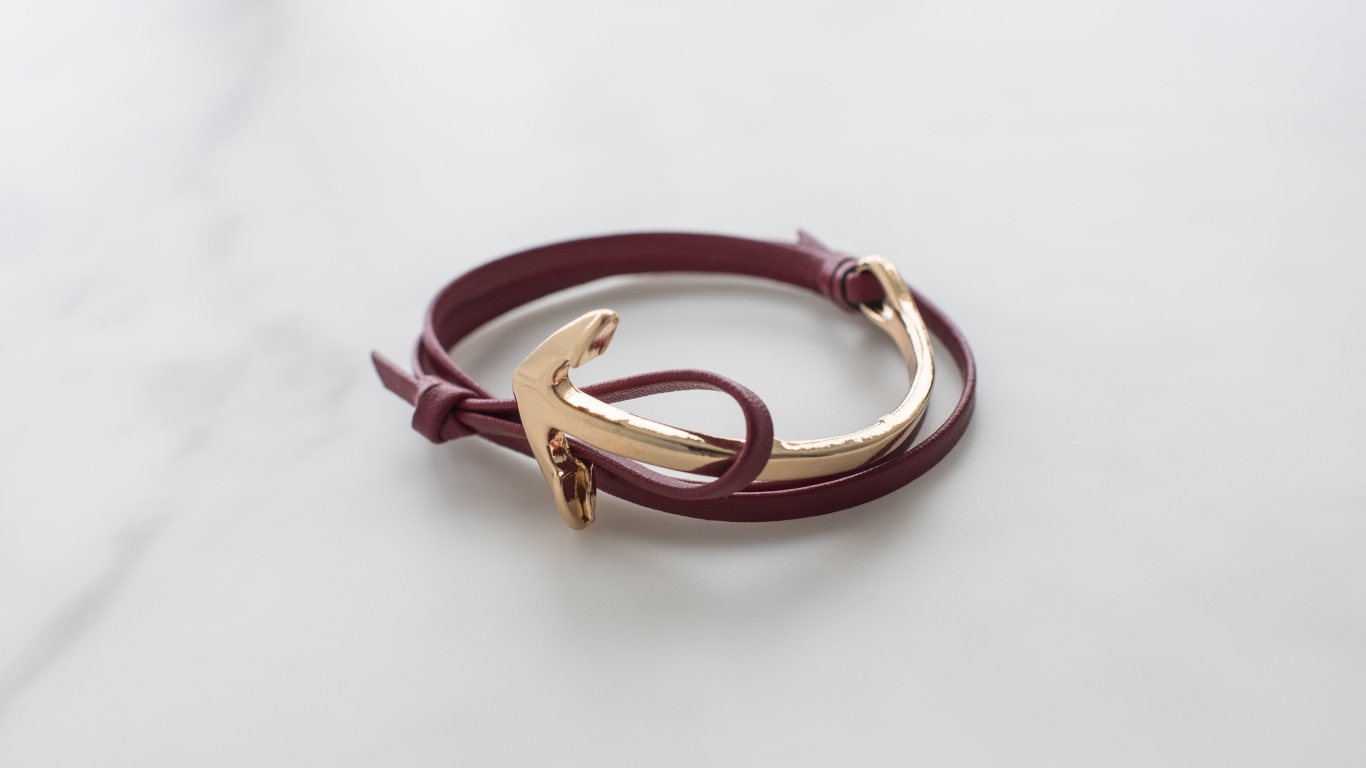 Кожаный браслет на руку на сером фоне