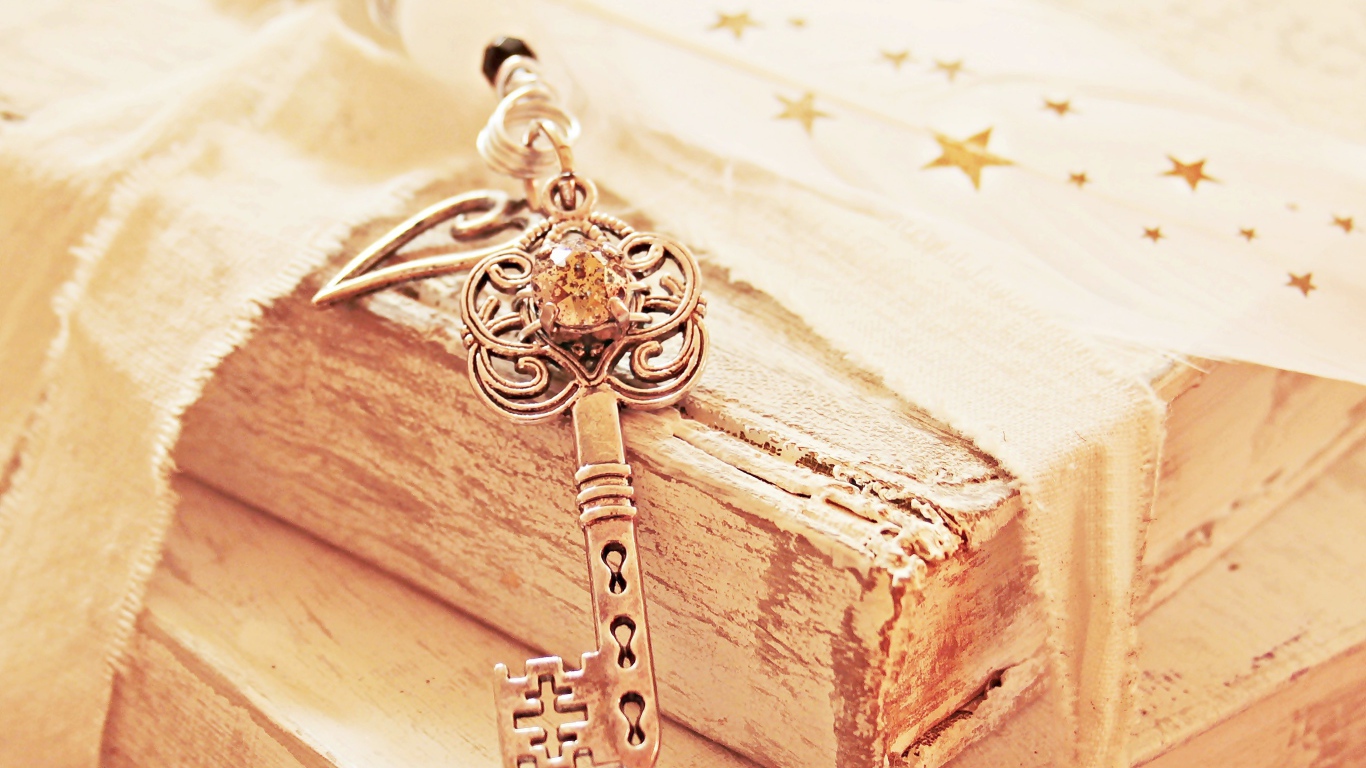 Старые книги с ключом на столе