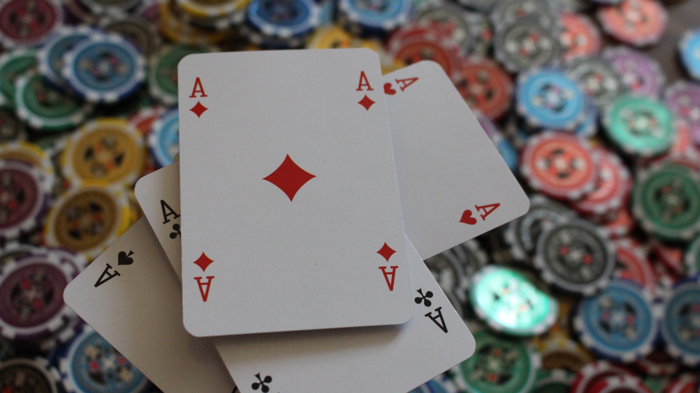 Карты и фишки для игры в покер 