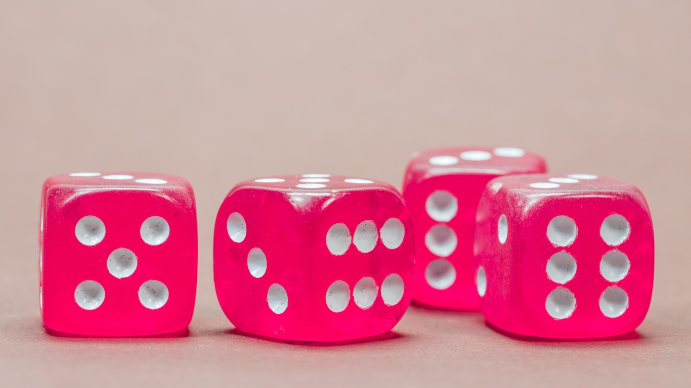 Красные игральные кости на сером фоне