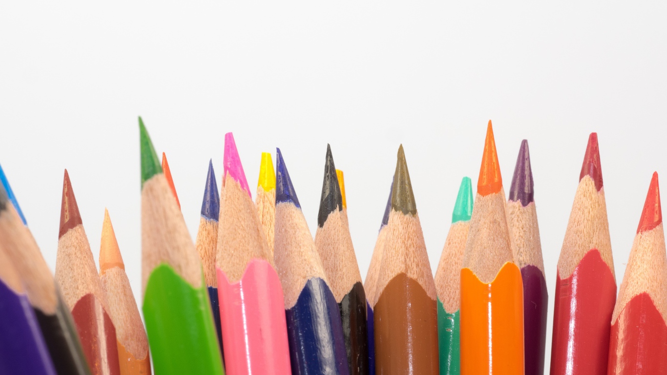 Острые разноцветные карандаши для рисования на белом фоне