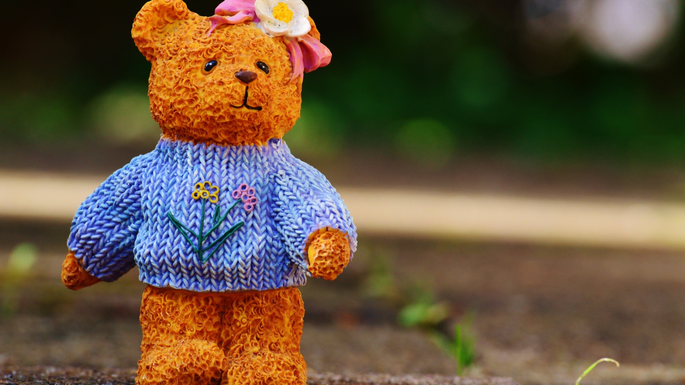 Фигурка медвежонка на земле 