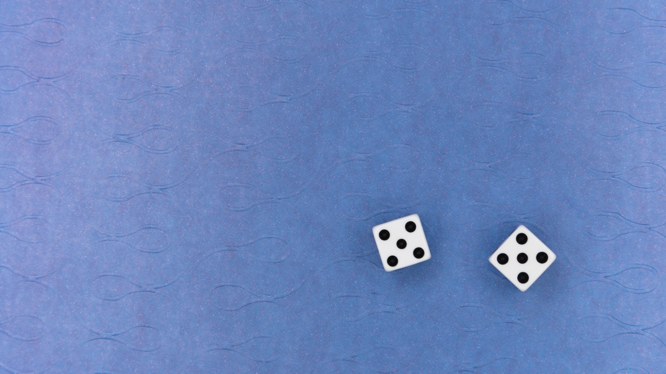 Две игральные кости на синем фоне