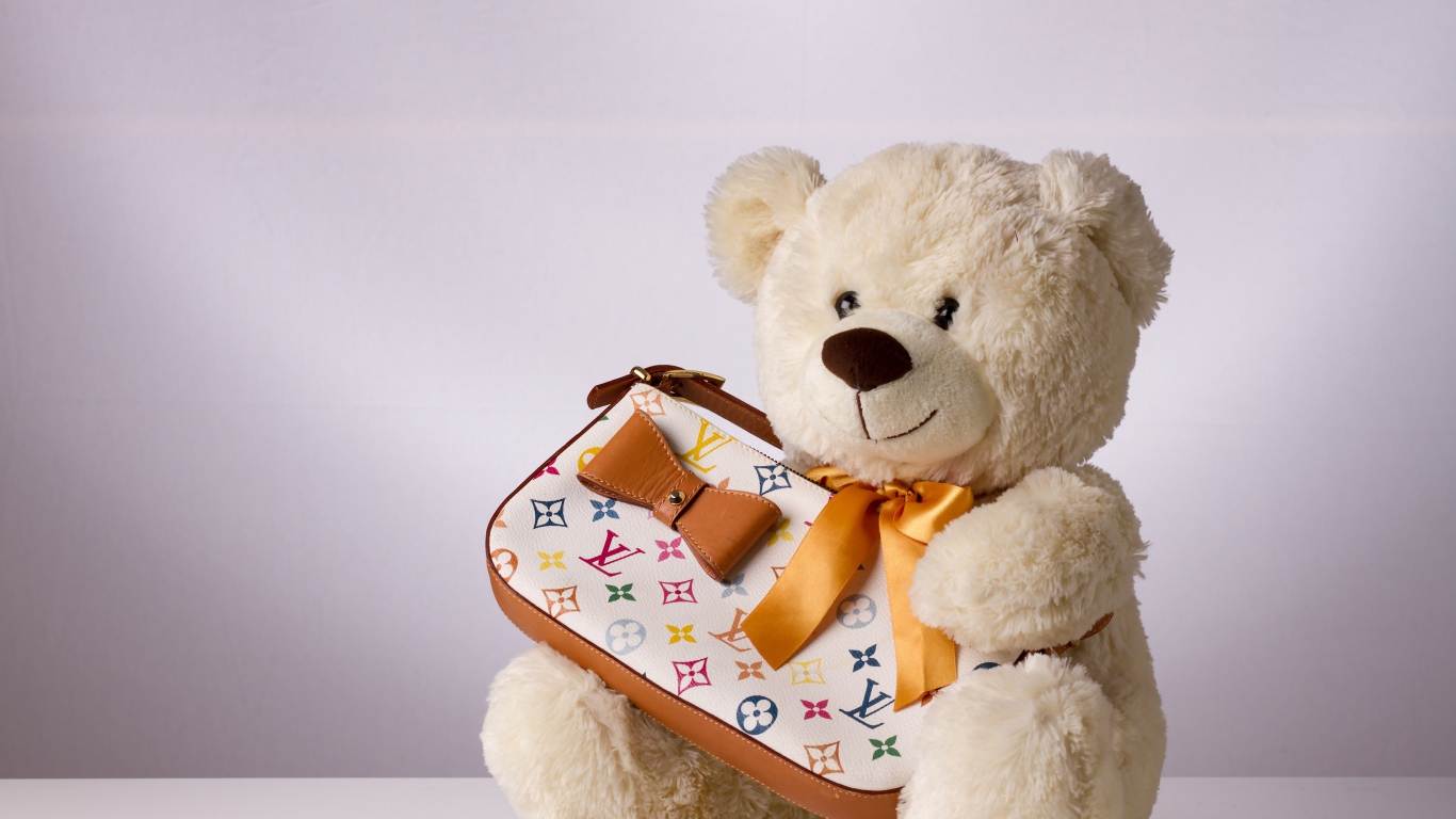 Белый плюшевый медведь с сумочкой