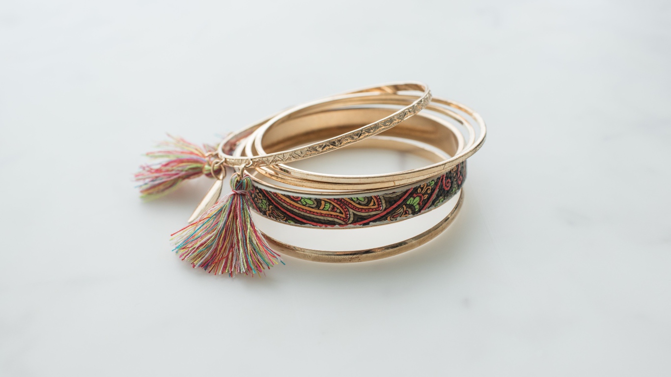 Браслеты на руку на сером фоне