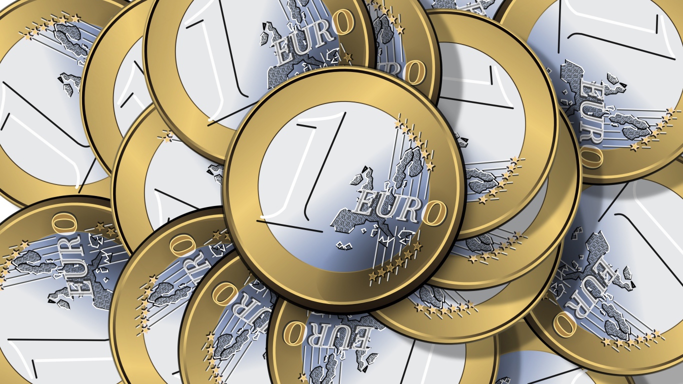 Много монет в один евро крупным планом 