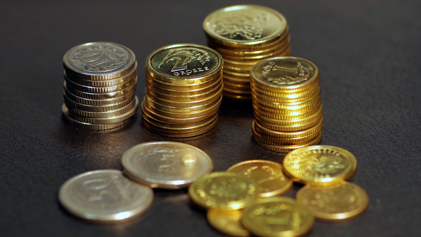 Монеты разным номиналом на столе 