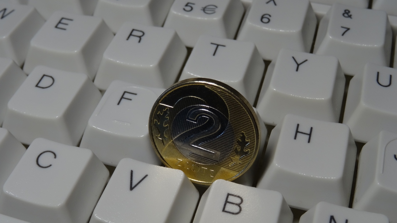 Монета два злотых лежит на клавиатуре