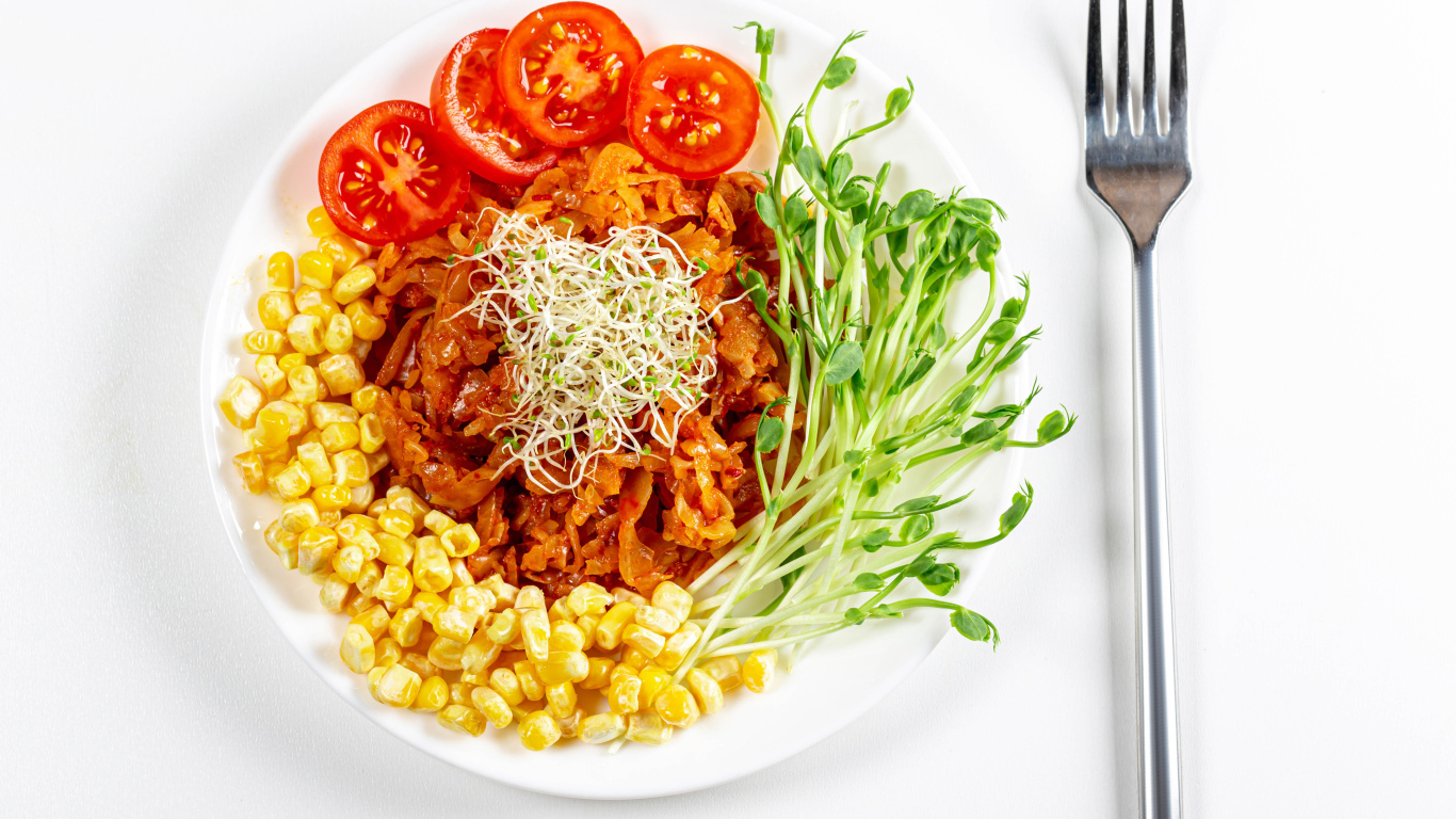 Аппетитная диетическая еда на белом фоне с вилкой