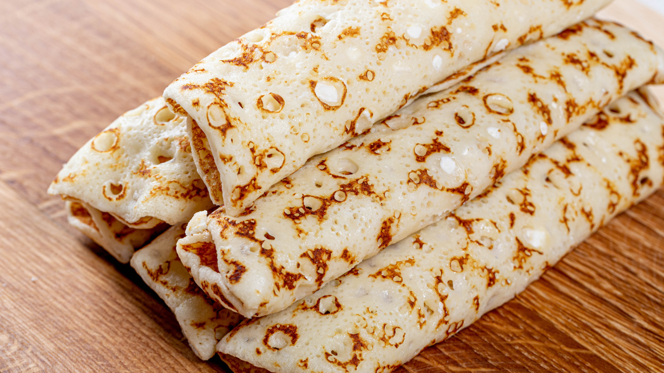 Аппетитные блины на деревянном столе 