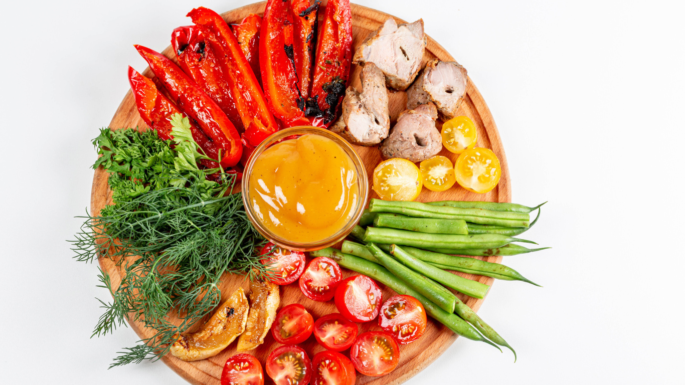 Доска с овощами, зеленью и мясом