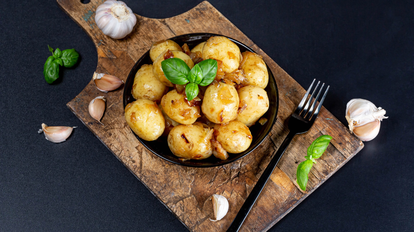 Вареный молодой картофель с жареным луком