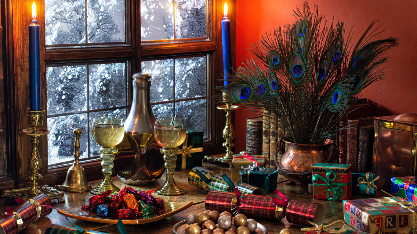 Конфеты,  подарки и старинные предметы на столе у окна