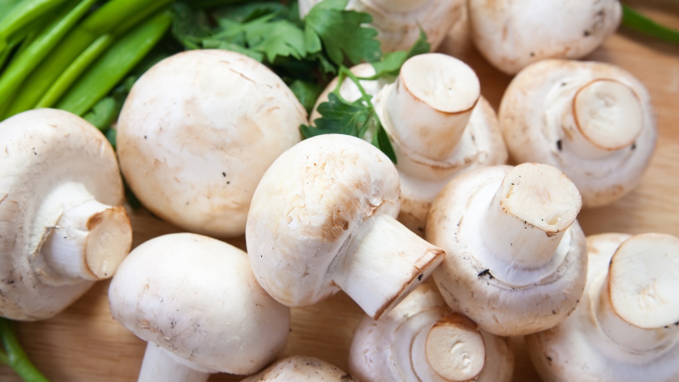 Шампиньоны крупным планом на столе 