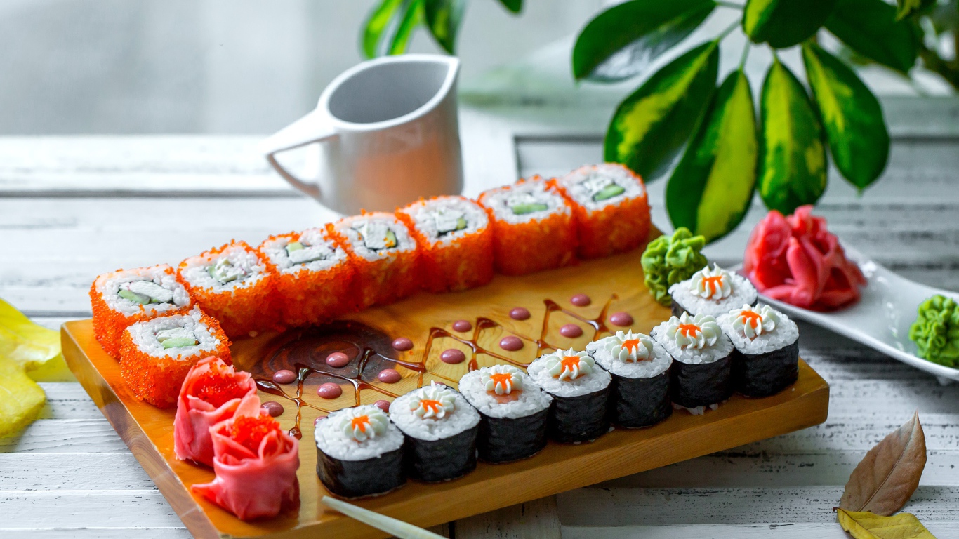 Вкусные суши и роллы на столе с имбирем