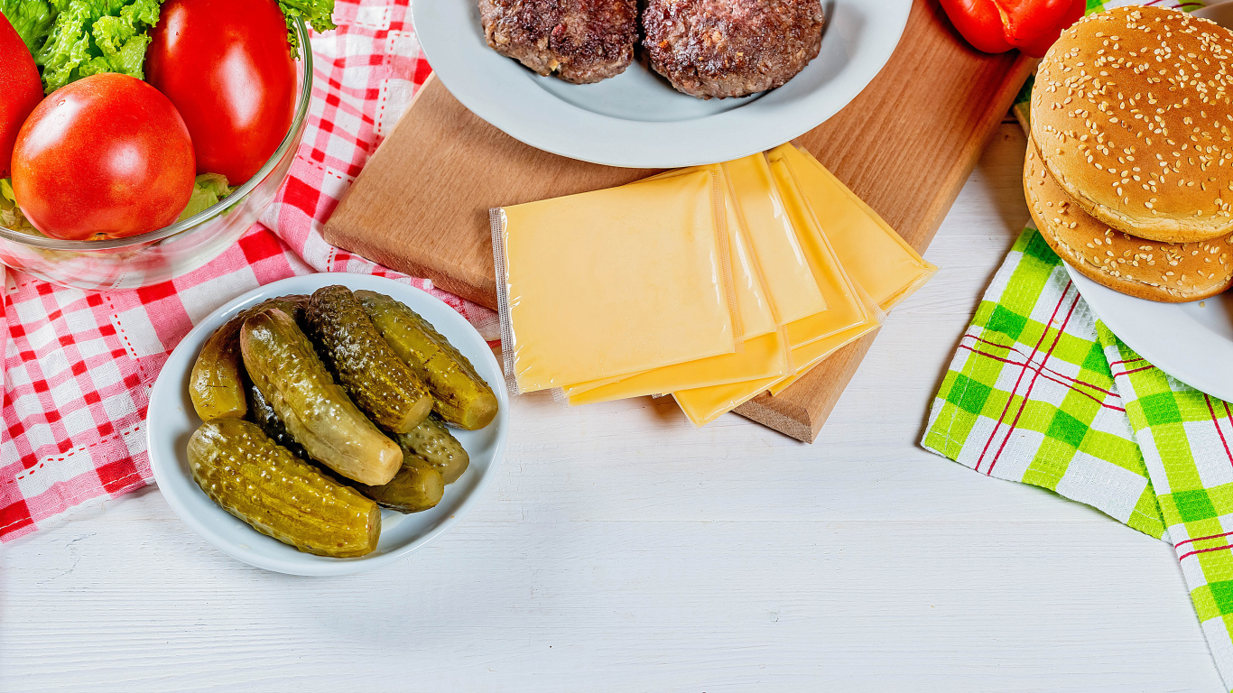 Заготовки для гамбургера на столе 