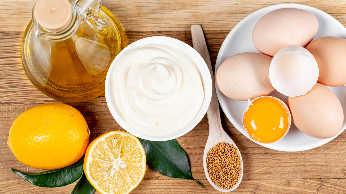 Ингредиенты для домашнего майонеза на деревянном столе