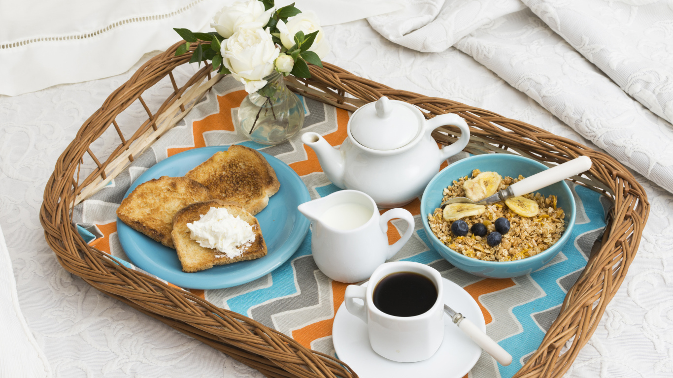 Легкий завтрак на подносе в постель для любимой 